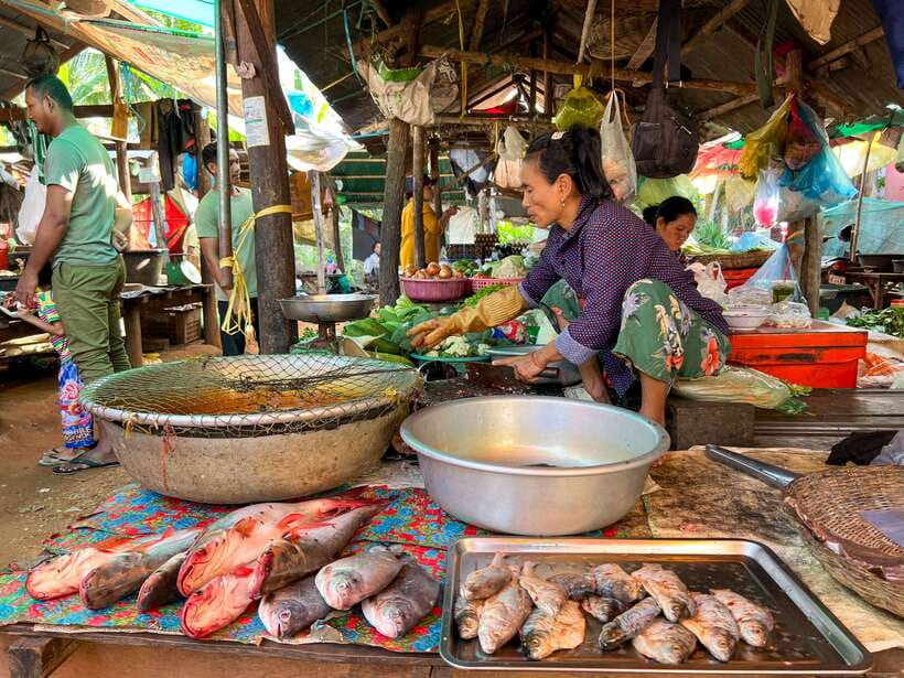 Siem Reap: Kampong Phluk and Tonle Sap Sunset Boat Cruise - Kampong Phluk by Local Boat: Stilt Houses and Fishing Life