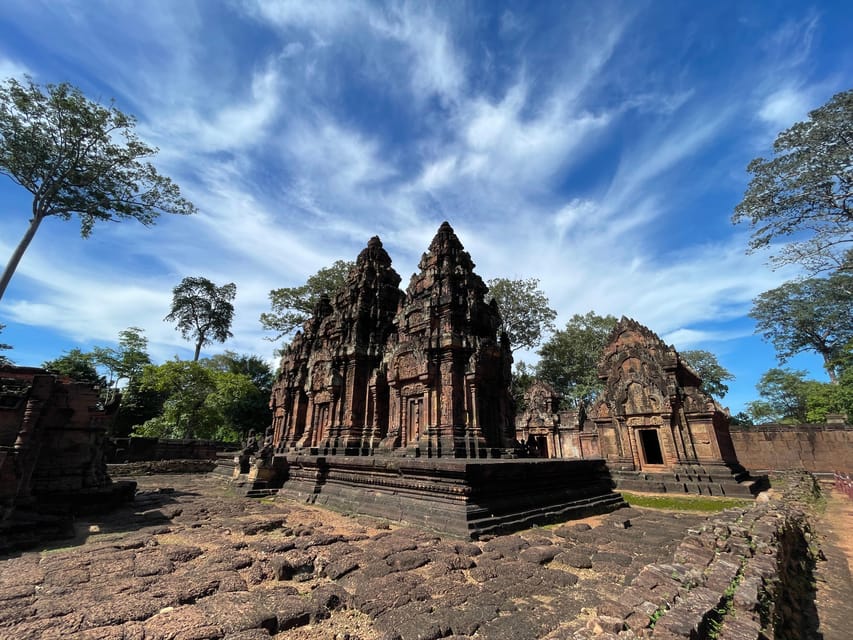 Siem Reap: Kulen Waterfall and Banteay Srei Exploration - Preah Ang Thom: the 8-meter reclining Buddha and real worship
