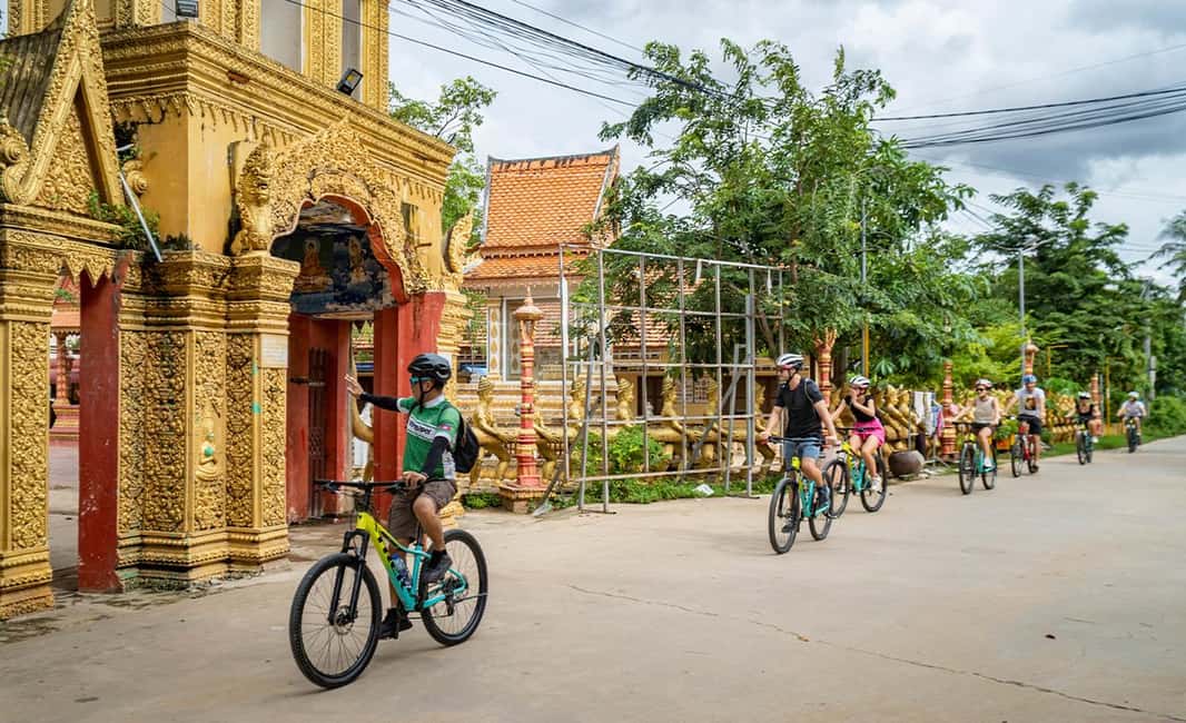 Siem Reap: Morning Food Tour, Market Walking & Street Art - Psar Krom Market walk: learning Khmer meal shopping in real time