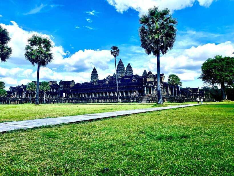 Siem Reap: Private Angkor Wat & Bakheng Mountain Sunset Tour - Angkor Wat with a guide: why the timing works
