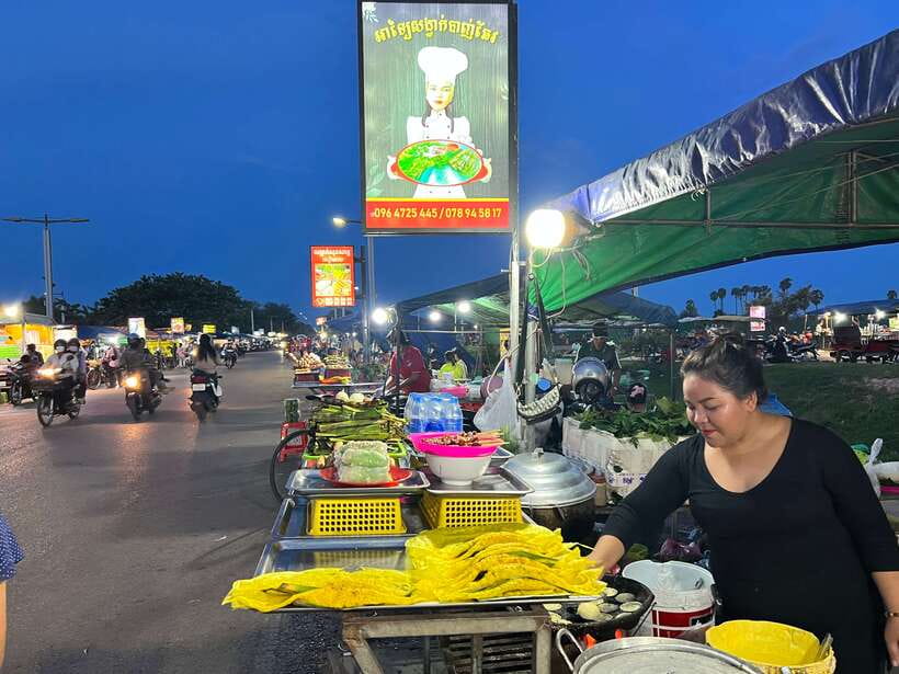 Siem Reap: Small Group Street Food Tour with Tuk-Tuk Ride - How the night market stop works (food stalls, fruit, and mobile clothing)