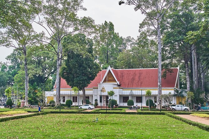 Siem Reap Walking Tour: Landmarks & Hidden Gems - Siem Reap Riverside Park: A Shaded Break With Bridge-Spotting