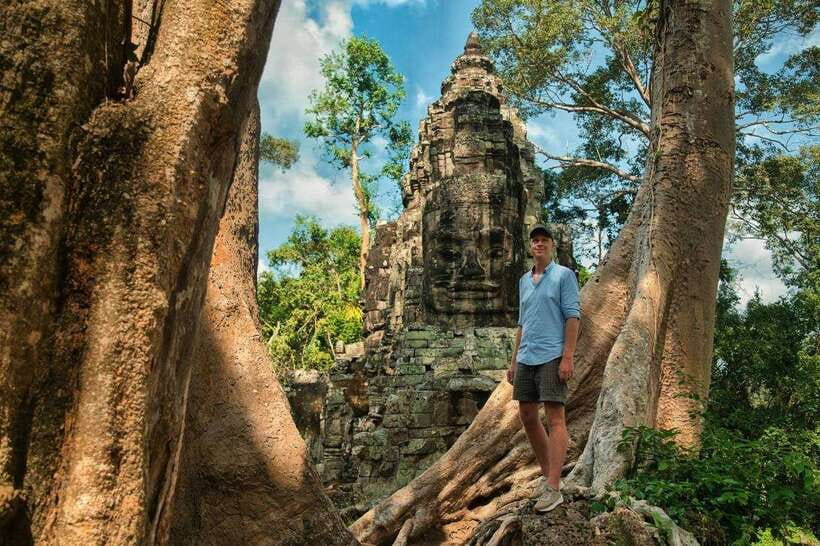 Small-Group Full Day Angkor wat Guide tour with Sun set - Angkor Thom and the southern gate crowd control trick