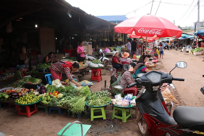 Street Food Tasting Tour including Dinner - The biggest local picnic spot and the night market energy