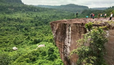 Trekking Tour at Phnom Kulen National Park from Siem Reap - The sacred approach: temple moments before the main climb